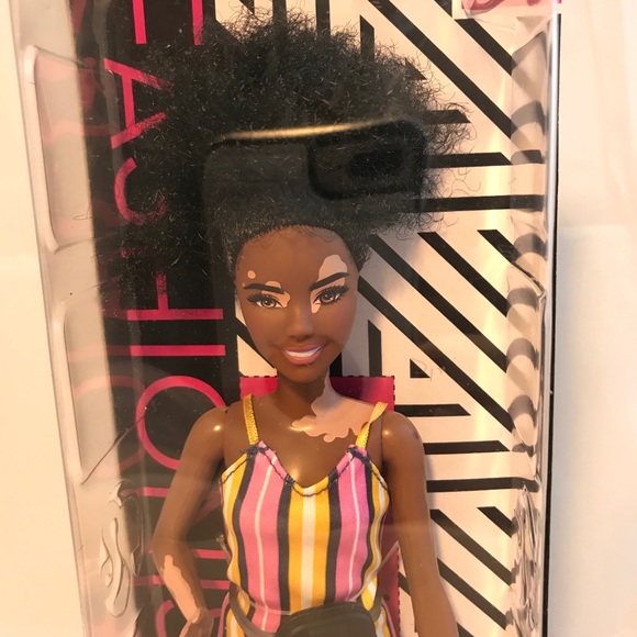 2019 Barbie Fashionistas Doll #135 - Picture 2 of 3